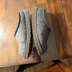 Tasman Slipper size 11 men, Dark Grey charcoal, fairly used still in great form